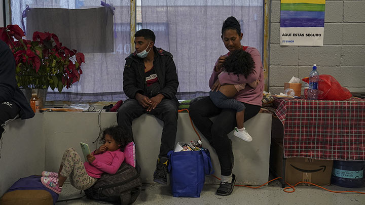 Muchos migrantes llegan apenas con lo puesto, mojados o sucios luego de travesías./Foto: AFP