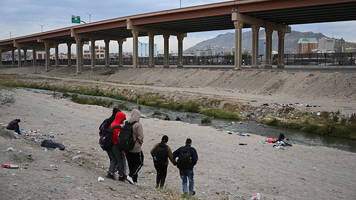 Muchos migrantes se entregan a las autoridades en las brechas de los más de 3.000 km de muro fronterizo./Foto: AFP