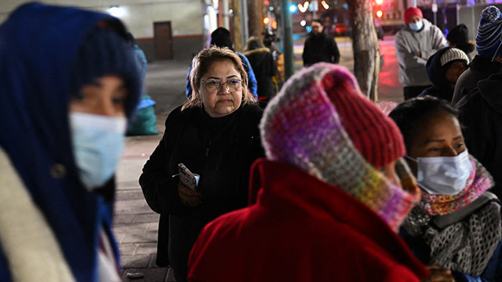 Para Rosa Falcón es "inhumano" ver a cientos de migrantes durmiendo en las calles de la ciudad estadounidense El Paso, Texas./Foto: AFP