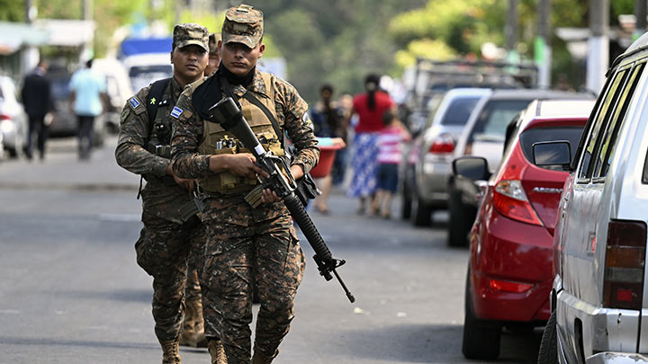 Militares asedian a las pandillas en sus bastiones en ciudad cercada en El Salvador./Foto: AFP