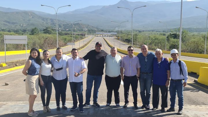 Representantes de los gremios de transporte y turismo de Cúcuta recorrieron el puente de Tienditas ayer/Foto cortesía