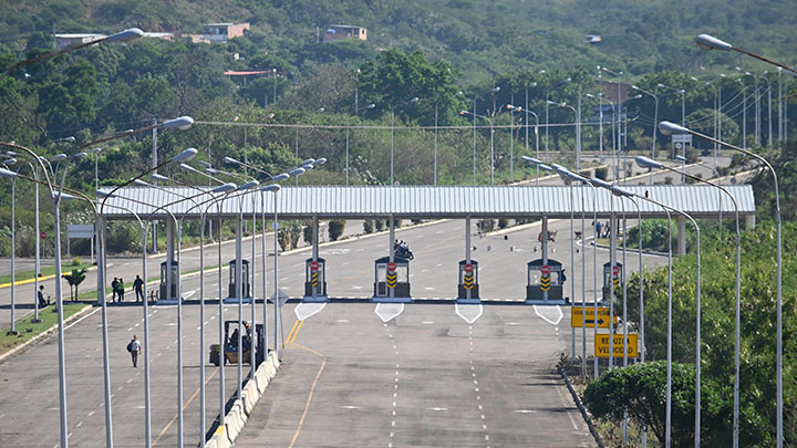 Fueron removidos todos los contenedores que el gobierno de Nicolás Maduro atravesó en el puente Tienditas. / Foto Jorge Iván Gutiérrez-La Opinión.