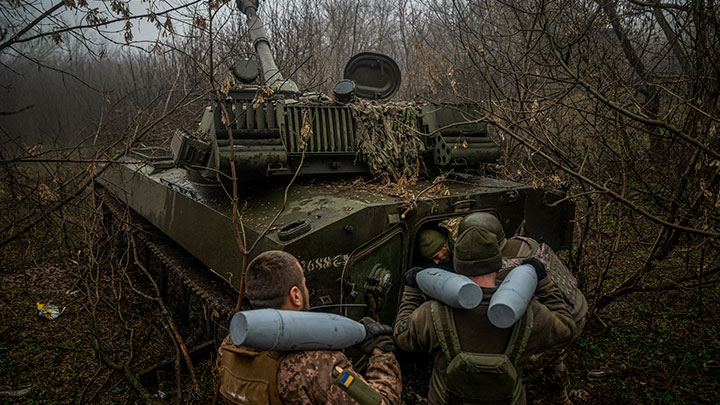 Artilleros ucranianos en una posición a lo largo de la línea del frente, en las cercanías de Bakhmut, región de Donetsk. / Foto: AFP