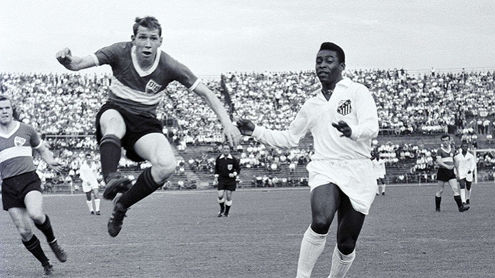 Edson Arantes Do Nascimento ‘Pelé’  disputa el balón contra un jugador del Stuttgart de Alemania en 1963.