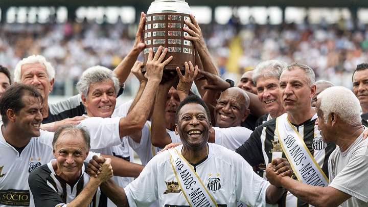Pelé, en 2014 celebrando con varios exjugadores, loa 100 años del Santos.