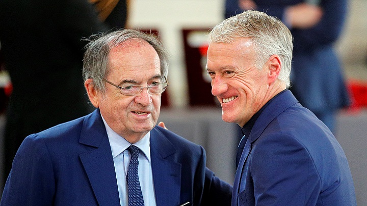 Noël Le Graët, (izquierda), fue cesado de su cargo de presidente de  la Federación francesa de fútbol, a pesar de disculparse por los comentarios hacia Zinedine Zidane. 