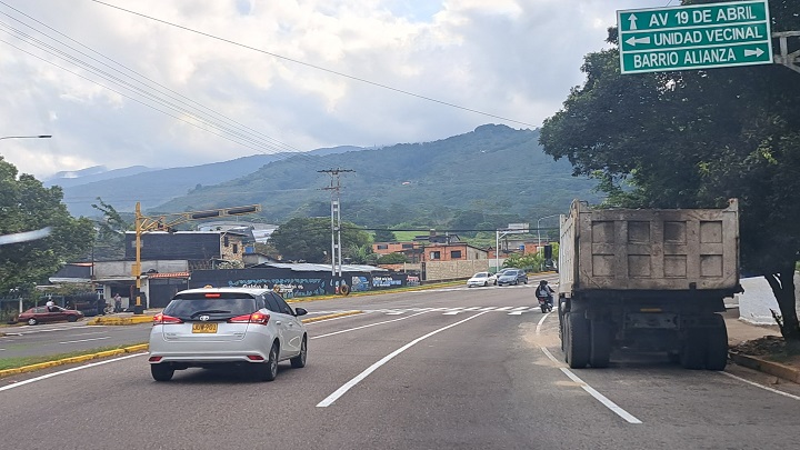 Pocos vehículos con placas colombianas se observan en San Cristóbal. Foto Anggy Polanco / La Opinión