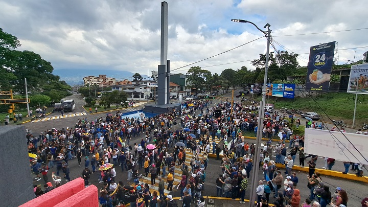 Docentes y otros empleados públicos suguen marchando en Táchira. Fotos Anggy Polanco / La Opinión 