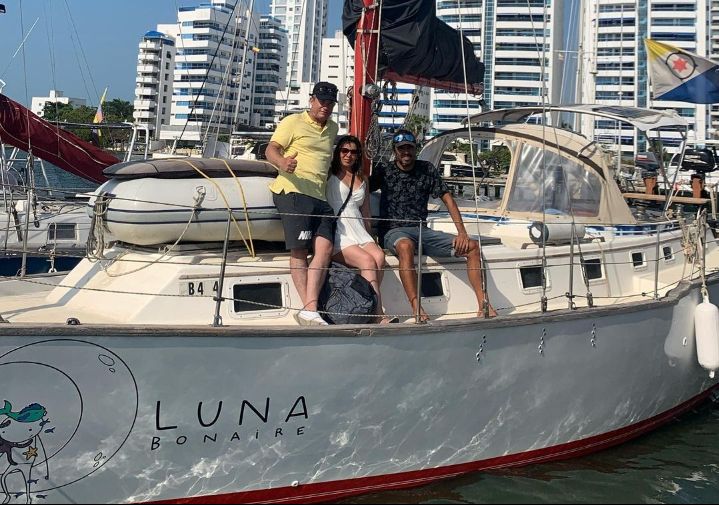 Amigos y familiares ya han navegado con Alejandro en su velero 'Luna'. / Foto: Cortesía / La Opinión 