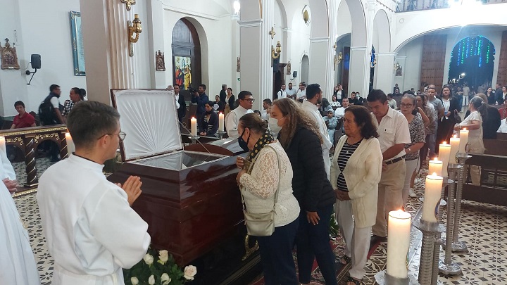 Murió durante unos retiros espirituales en Medellín.