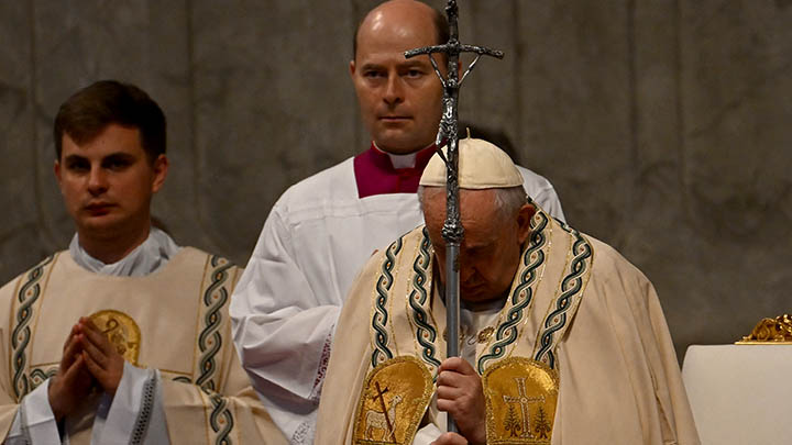 Francisco inaugura el 2023 con un homenaje a Benedicto XVI