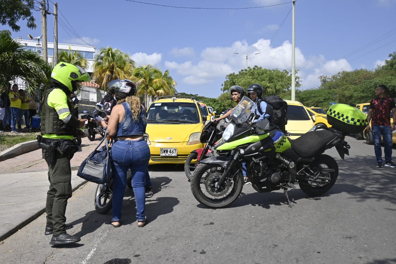 Aunque la Polícia hace presencia en el lugar, no ha podido resolver esta situación.  (Foto Jorge Gutiérrez /La Opinión)