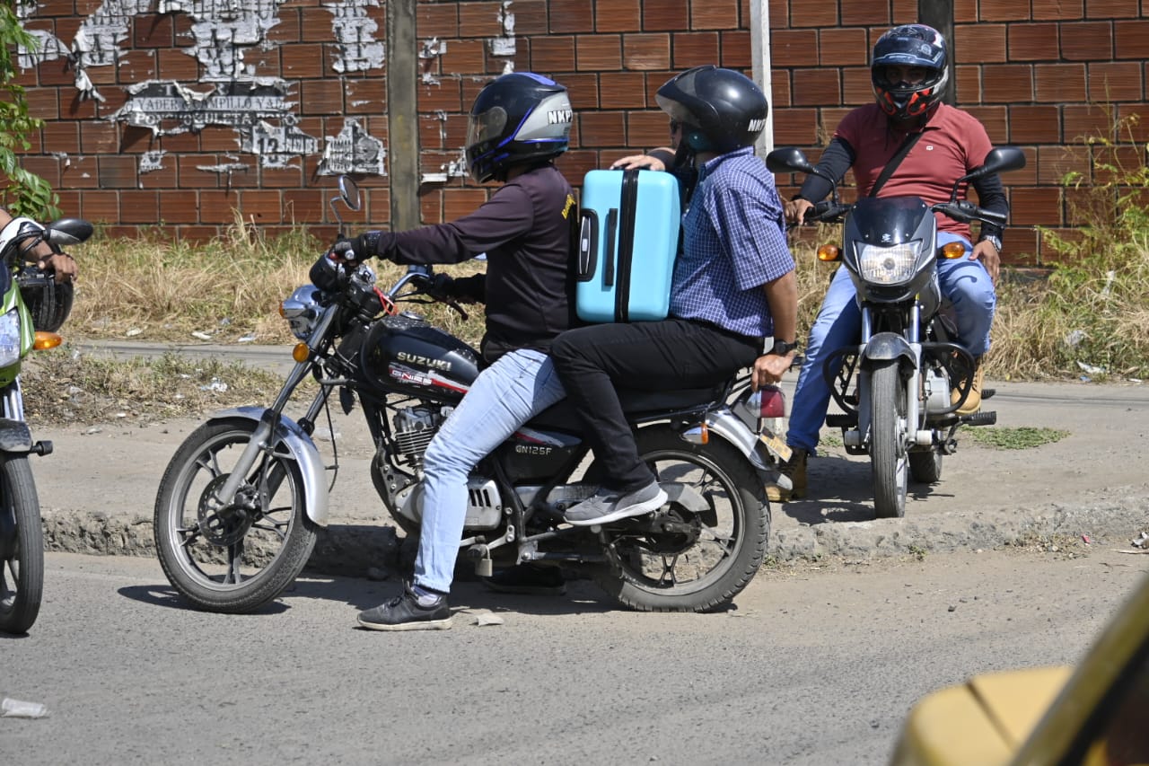 Las motos hicieron su agosto hoy con los pasajeros que van al aeropuerto. (Foto Jorge Gutiérrez /La Opinión)