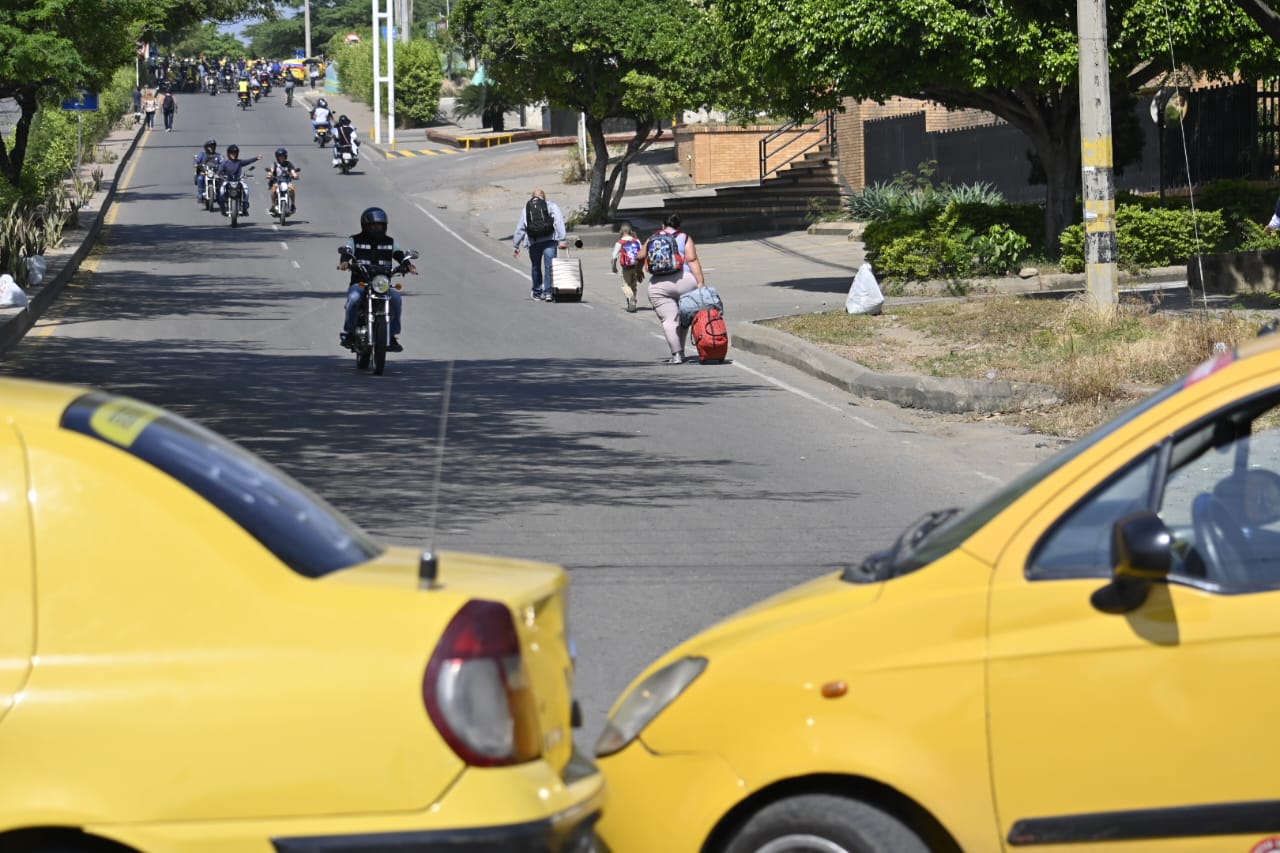 El tramo es largo, aunque algunos motorizados transitan sin problema. (Foto Jorge Gutiérrez /La Opinión)