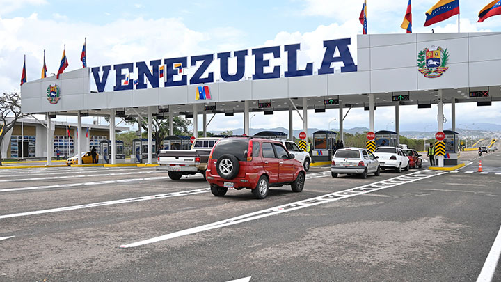 Agentes aduaneros de Venezuela solo están a la espera de instrucciones del Seniat, para operar por Tienditas./ Foto Jorge Iván Gutiérrez-La Opinión