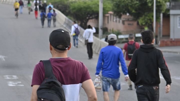 Al no contar con transporte público a los cucuteños les tocó hacer largas caminatas/Foto Jorge Gutíerrez/La Opinión