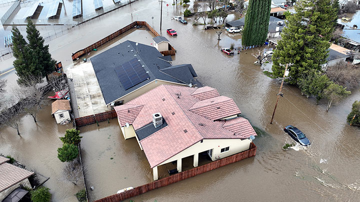 Esta vista aérea muestra casas inundadas en Planada, California, mientras un "río atmosférico" continúa./Foto: AFP