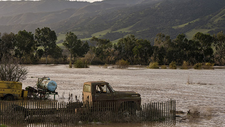 Un camión se sumerge en las aguas de la inundación del río Salinas cerca de Chualar, California./Foto: AFP