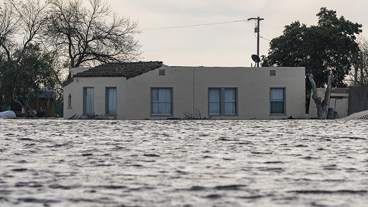 Una casa está sumergida en las aguas de inundación del río Salinas cerca de Chualar, California./Foto: AFP