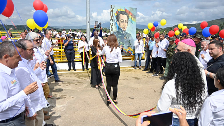 Así se vive la apertura del puente Atanasio Girardot entre Colombia y Venezuela
