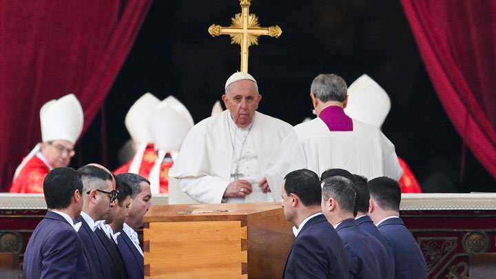 Papa Francisco da su último adiós a Benedicto XVI ante miles de fieles./Foto: AFP