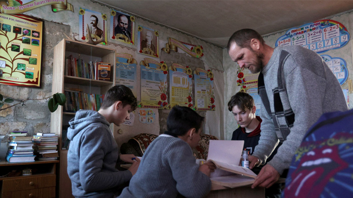 Cuando la casa un profesor se convierte en una escuela improvisada de Ucrania