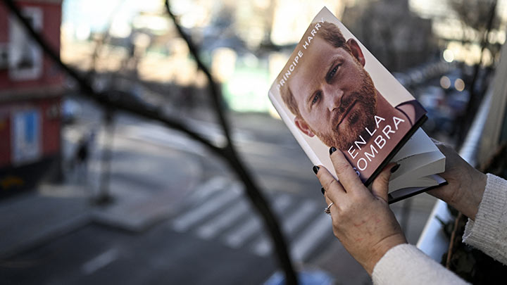 Sale a la venta polémico libro de memorias del príncipe Enrique./Foto: AFP