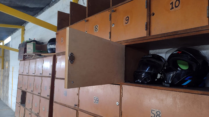 Con cubículos privados ofrecen servicio de cuidar los cascos de motociclistas./Foto: La Opinión