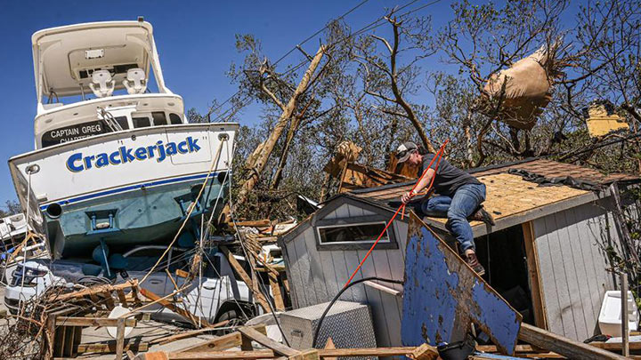La gente limpia los escombros después del huracán Ian en Fort Myers Beach, Florida, el 30 de septiembre de 2022. A su paso dejó un número aún desconocido de muertos./Foto: AFP
