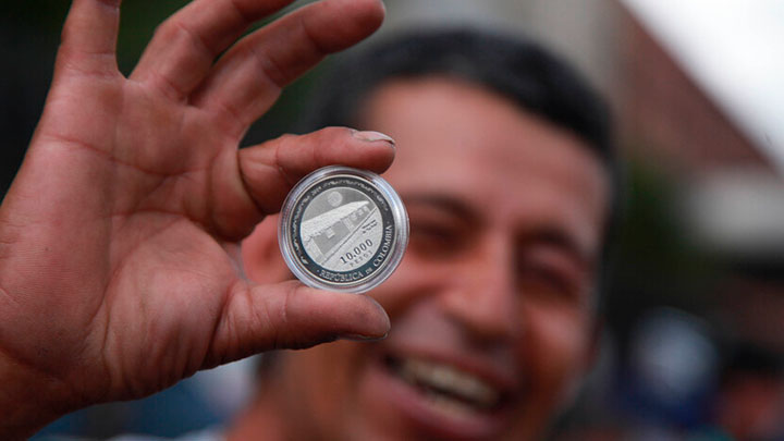 Largas filas para obtener la nueva moneda de $10 mil que ya circula en Colombia