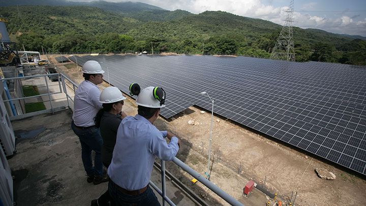 La planta solar en Termotasajero II evitará emisiones de 185.000 toneladas  de CO2.  Fotos Juan Pablo Cohen/La Opinión