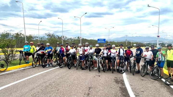Club de ciclistas piden que les permitan transitar por el puente Atanasio Girardot./Foto: cortesía