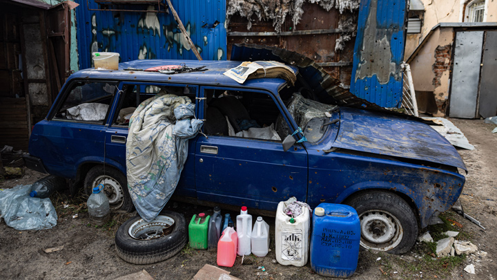Un garaje en Ucrania recicla autos destartalados para llevarlos al frente