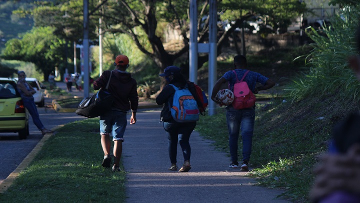 Migrantes siguen caminando por las carreteras del Táchira 