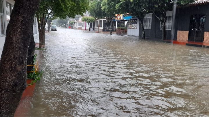 Las inundaciones de la calle 7 del barrio Prados del Este completan dos décadas sin una solución.Foto Orlando Carvajal/La Opinión