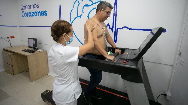 Paciente realizando la prueba de esfuerzo. / Foto: Juan Pablo Cohen / La Opinión 