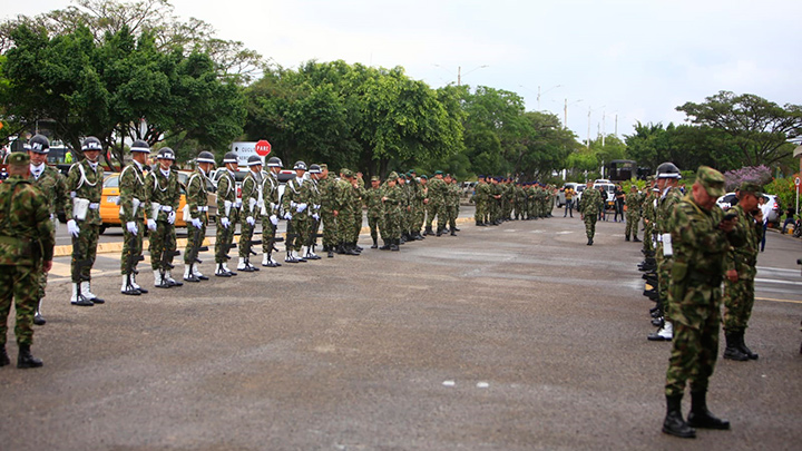 Los uniformados protagonizaron un pasillo de honor para despedir a la teniente Julieth García 