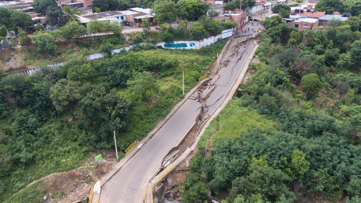 Se abrió la tierra en Villa del Rosario, puente volvió a colapsa