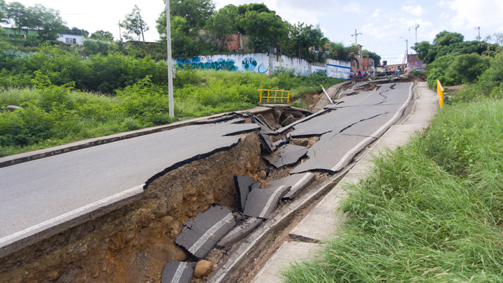 Se abrió la tierra en Villa del Rosario, puente volvió a colapsa