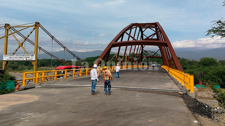 Un puente de 35 metros de concreto reforzado, un arco metálico de 90 metros y otro puente postensado de 15 metros de largo