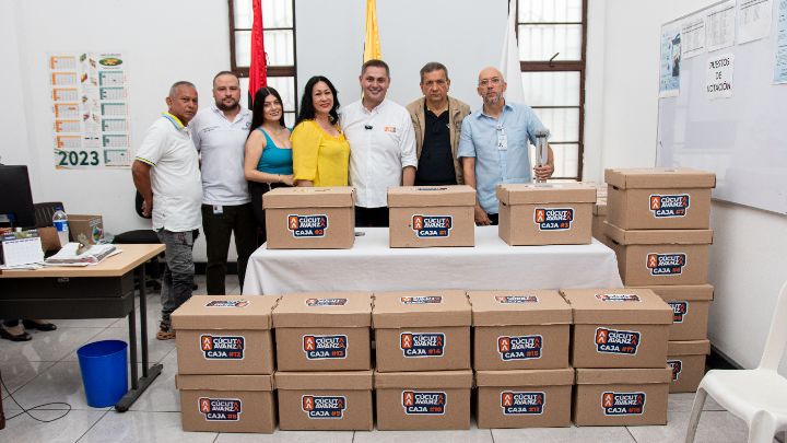 Leonardo Jácome entregó 176.000 firmas a la Registraduría de Cúcuta./Foto cortesía