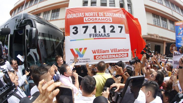 William Villamizar entregó ayer las firmas que recogió para avalar su tercera aspiración a la Gobernación de Norte de Santander. / Foto cortesía para La Opinión