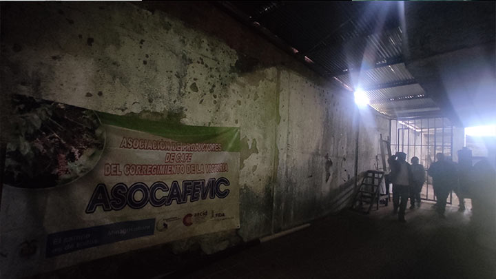 Las paredes de la instalación policial , que hoy es sede de Asocafevic, conservan las  huellas de las ráfagas de disparos.