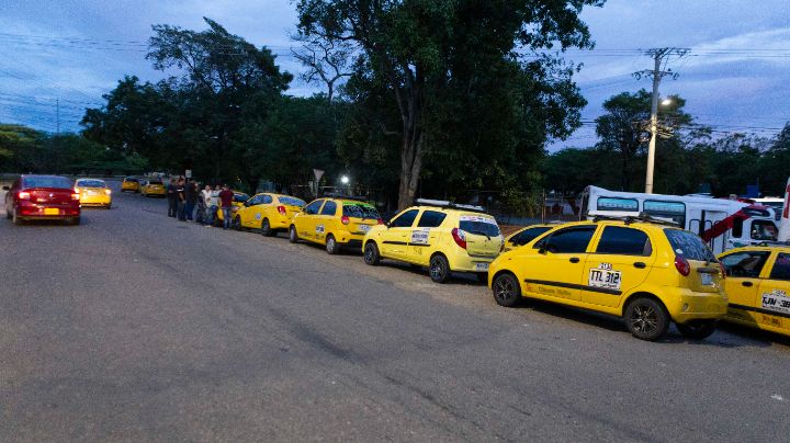 Antes de las 6:00 de la mañana solo habían taxis cerca al puente internacional Atanasio Girardot. / Fotos: Juan Pablo Cohen / La Opinión 