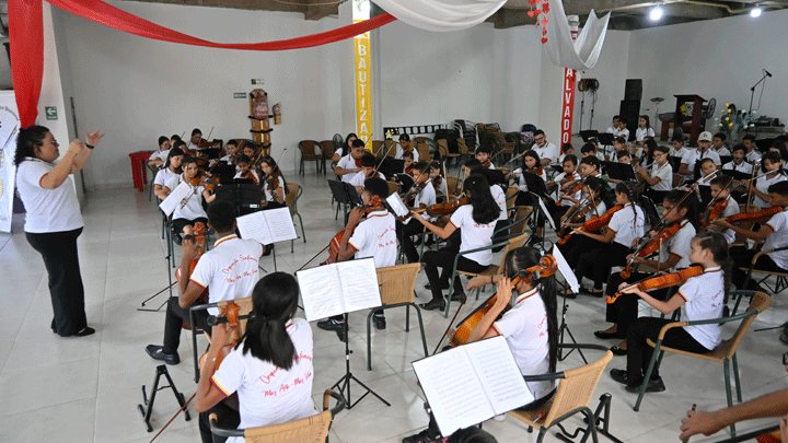 Las iglesias cristianas también le apuestan al arte con el respaldo a la 'Orquesta Sinfónica Más Arte-Más Vida'. (Foto: Jorge Gutiérrez /La Opinión)