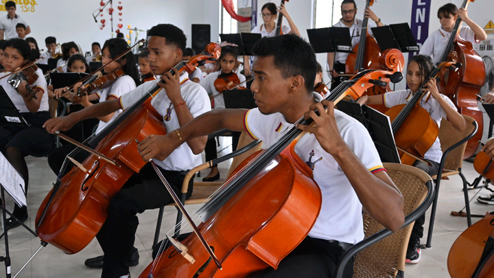 La orquesta 'Más Arte-Más Vida' representa una bendición para los jóvenes. (Foto: Jorge Gutiérrez /La Opinión)