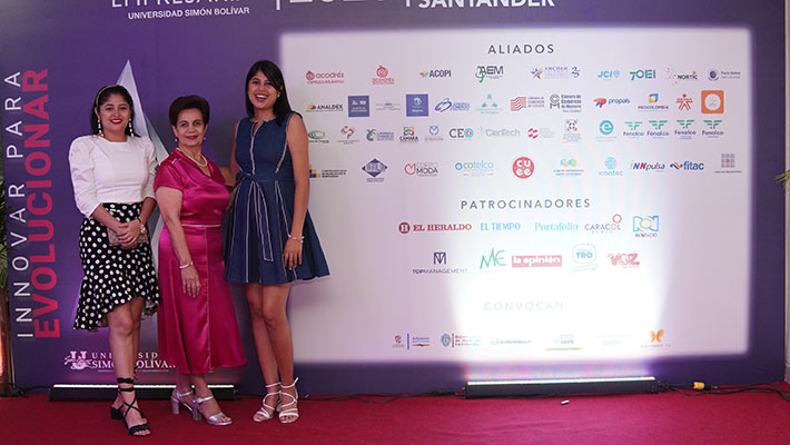 Claudia Briceño, Yolanda Gallardo de Parada y Ana Karina Briceño.