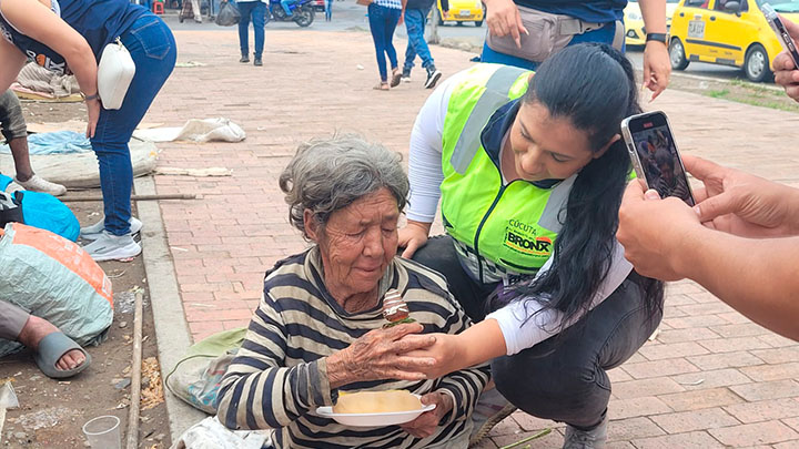 Llevan alimentos a habitantes de calle en Cúcuta