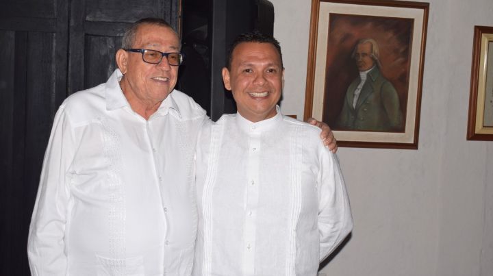 Ciro Alfonso Pérez y Leonardo Yotuhel Díaz Güecha, autores del libro “Las casas coloniales en torno al parque La Victoria de San José de Cúcuta”.