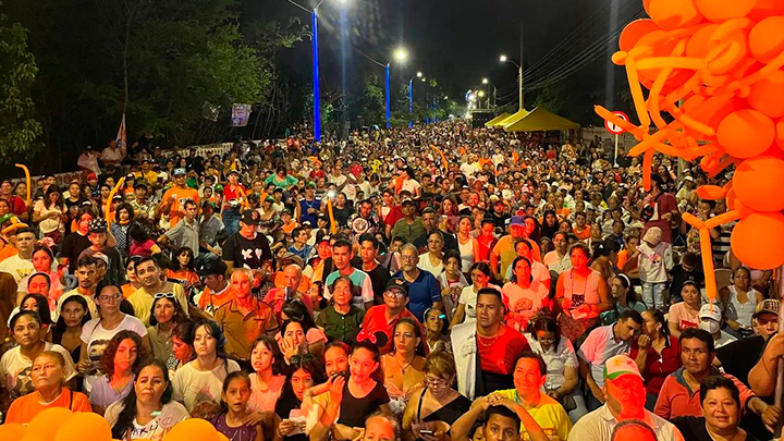 Yimi Reyes, también candidato a la Alcaldía de Villa del Rosario por la coalición ‘Construyendo ciudad, finalizó su campaña frente a cientos de simpatizantes en la calle 4ta del municipio.